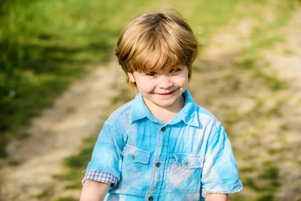 Glückliches Kind, das sonnig im Freien spaziert. Frühlingszeit. kleiner Junge mit einem Lächeln. Mensch und Natur. Kleine Kinder ruhen sich auf dem Land aus. Tag der Erde. Sommeraktivität. Kinderglück. Leben im Moment — Stockfoto