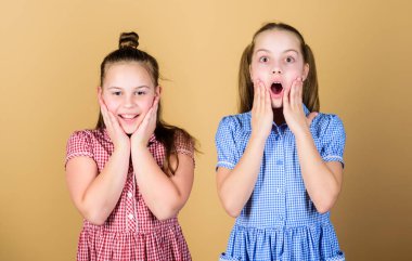 Kız kardeşolmak her zaman eğlencelidir. Sonsuza kadar en iyi arkadaşlar. Mutlu çocukluk. Kız kardeşler birlikte eğleniyor. Sevimli kız kardeşler gülümseyen yüzler. Aile sevgisi. Kardeşlik kavramı. Mutlu çocuklar birlikte oynar