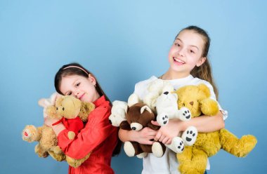 Aile bağları. küçük kız kardeşler kızlar oyun odasında oyun oynuyor. oyuncakçı dükkanı. çocuk günü. anaokulunda oyun alanı. mutlu çocukluk. El yapımı. dikiş ve diy el sanatları. yumuşak ayı oyuncakları ile küçük kızlar