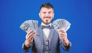 Akıllı yatırımlar ile mutlu. Para birimi broker para bohça ile. Onun iş ile para yapma. İş başlangıç kredi. Nakit para tutan sakallı adam. Zengin işadamı bizimle dolarlık banknotlar