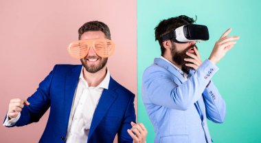 Adam sanal gerçeklik etkileşim. Hipster sanal gerçeklik keşfetmek. İş modern teknolojiyi uygular. Gerçek eğlenceli ve sanal alternatif. VR gözlük ve panjurlu plastik aksesuar sakal ile adam