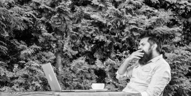 Muhabir gazeteci günlük rutin. Çevrimiçi çalışması. Online kitle iletişim araçları işçi. Online dergi için makale yazın. İlham arayan adam. Konu yazma bulmak. Sakallı hippi laptop İnternet'te sörf