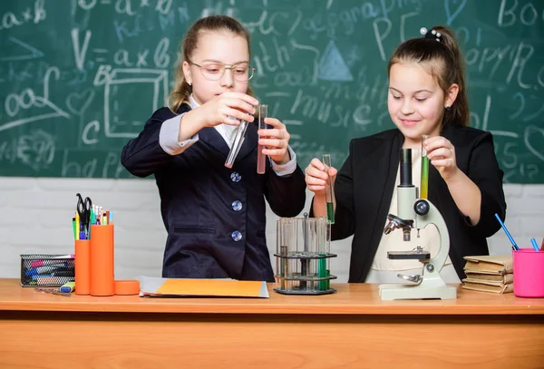 Inspire. Little girls scientist with microscope. Biology lab. Happy Genius. Little girls genius in school lab. Science lab. science experiments in laboratory. Chemistry research in laboratory — Stock Photo, Image