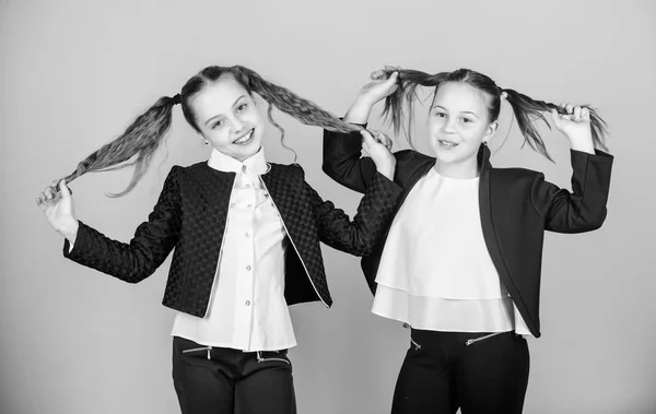 Hoje embeleze o cabelo. Meninas com cabelo loiro comprido. Meninas pequenas com cabelo em rabo de cavalo. Modelos de cabelo com olhares de beleza — Fotografia de Stock