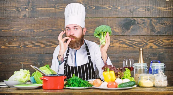 Vegetarische Mahlzeit. Bio-Lebensmittel. Nur frische Zutaten. Kulinarisches Rezeptkonzept. Ein bärtiger Hipster kocht frisches Gemüse. Frischeste Zutaten. Chef verwendet frisches Bio-Gemüse für Gericht — Stockfoto