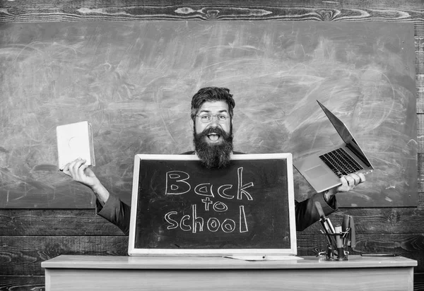 Professor recebe alunos estudar temas tradicionais e modernos. Escola privada de publicidade impulsionar inscrições. Professor ou diretor da escola recebe inscrição quadro-negro de volta à escola. Estude conosco — Fotografia de Stock