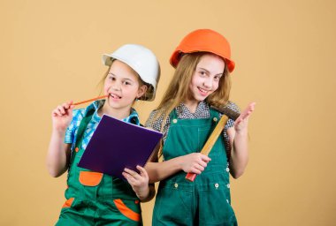 İşçi bayramı. 1 mayıs. Foreman müfettişi. Onarım. mutlu çocuklar. Gelecekteki kariyeri. küçük kızlar atölyede birlikte tamir. Tablet ve çekiçle miğferli küçük çocuklar. çalışma üniforması. oluşturucu üniforma