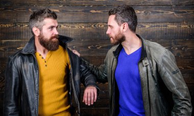 Hayal kırıklığına uğramış ortak tartışıyor. Hesaplaşma konsepti. Çatışma ve çatışma. Adam tartışırken adam üzülür. Başarısız ve yanlış anlama. Kendini suçlu hisset. Başarısızlık ve hayal kırıklığı. Erkekler anlaşma tartışmak başarısız