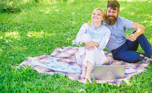 Çift sakallı adam ve sarışın kadın doğa ise yeşil çim çayır oturup rahatlayın. Sakin ol ve ilham kavramı. Dizüstü bilgisayar ile çift doğal ortamında rahatlayın. Aile zevk relax doğa arka plan — Stok fotoğraf