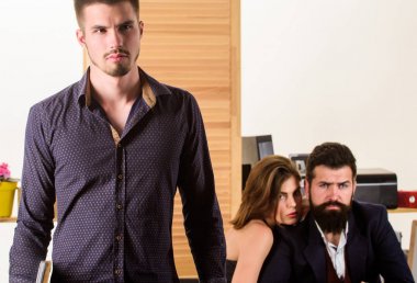 Başarılı olmak sadece olmaz. Başarılı bir iş adamı. Başarılı küçük işletme sahibi çağdaş ofiste collegues önünde duruyor. Ofiste çalışan başarılı genç çalışan