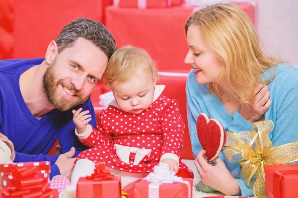 Dag ter ere van hun liefde. Familie vieren verjaardag. Paar in liefde en baby meisje. Valentines day concept. Samen op de dag van Valentijnskaarten. Mooie familie vieren van Valentijnsdag. Gelukkige ouders — Stockfoto