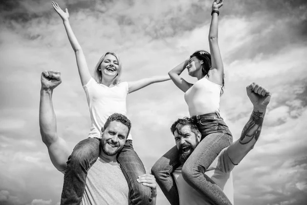 Festival de musique rock. Ressens la liberté. Des couples joyeux dansant. Amis s'amuser festival d'été en plein air. Les hommes et les femmes aiment le festival de musique. Visitez le célèbre festival pendant les vacances. Bonheur et joie — Photo