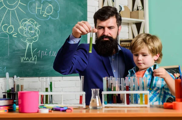 Fascinerende chemische reactie. Interessante schoolklassen. School onderwijs. School chemie experiment. Docent en leerlingen reageerbuisjes in het klaslokaal. Uitleggen van chemie aan Kid. Na school clubs — Stockfoto