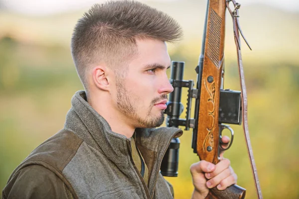 Caçando conceito de hobby masculino. Homem brutal gamekeeper natureza fundo. Regulação da caça. Hunter segura na espingarda. Caçador barbudo passa a caça ao lazer. Foco e concentração de caçadores experientes — Fotografia de Stock