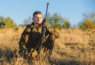 Hunter rahatlama yakalamak memnun. Gerçek erkek konsepti için dinlen. Avcı tüfek ile doğa ortamında rahatlatıcı. Yorgun ama memnun. Sezon sonu. Hunter doğa manzarasının tadını çıkarır. Avcılık hobi eğlence