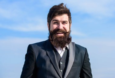 İş adamı gökyüzüne karşı. Sakallı adam. bıyıklı vahşi kafkas hipster. Gelecekteki başarı. Çevik iş. Kendine güvenen bir iş adamı. başlangıç iş. resmi moda. Sakallı olgun hipster