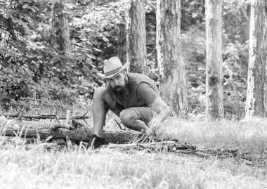 Nasıl açık havada şenlik ateşi kurmak. Ormanda twigs veya ahşap sopa bir piramit gibi duran ve yaprakları altında yer. Adam hasır şapka ormandaki şenlik ateşi hazırlar. Şenlik için Ultimate guide