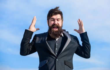 İyimser bir ruh hali. İyimser gibi düşün. İyimser olmak. Umutlu ve gelecek hakkında kendinden emin. Beklenmedik şans. Adam sakallı iyimser işadamı resmi takım elbise gökyüzü arka plan giymek. Başarı ve şans