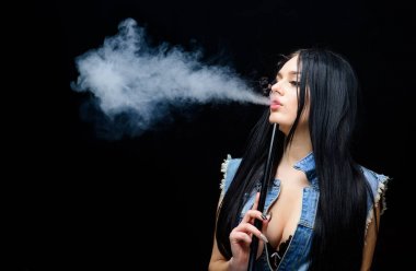 nargile Bar. Elektronik sigara. siyah arka planda duman nefes. Kötü alışkanlık. Kadın buharı. sağlıksız bağımlılığı. Tabacco ilacı. seksi kadın sigara puro. alanı kopyalayın. Reddedecek seçim