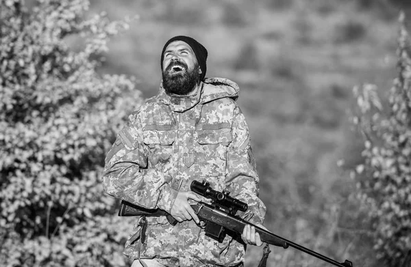 Homme brutal gardien de jeu arrière-plan de la nature. Régulation de la chasse. Hunter tient son fusil. Le chasseur barbu passe ses loisirs à chasser. Concentration et concentration du chasseur expérimenté. Chasse concept de passe-temps masculin — Photo