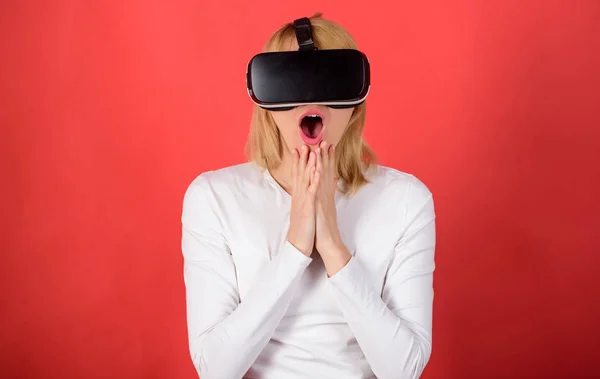 A nő a pohár virtuális valóság. Nő visel virtuális valóság szemüveg. Nő használ virtuális valóság headset. VR tudomány. — Stock Fotó