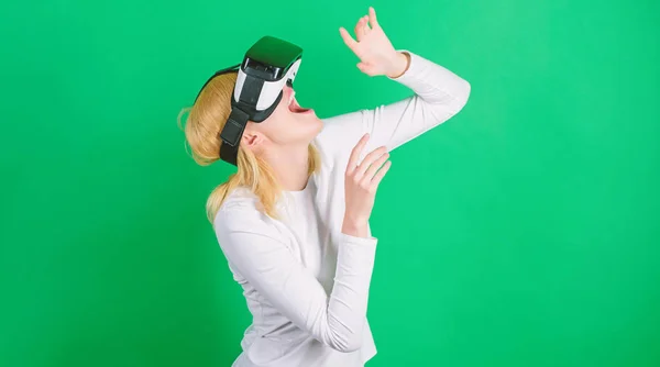 Aufgeregt lächelnde Geschäftsfrau mit Virtual-Reality-Brille. hübsche Frau beim Spielen in einer Virtual-Reality-Brille. vr Wirklichkeit. — Stockfoto