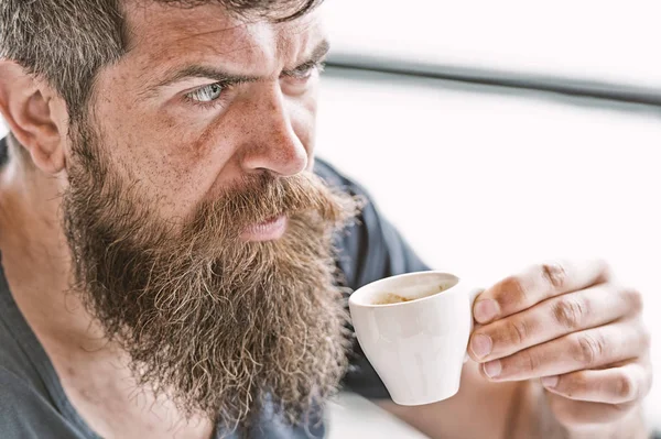 Desfrute de bebida quente. Hipster bebendo café ao ar livre. Homem com barba, bigode e café. Um tipo barbudo a relaxar no terraço do café. Um tipo a relaxar com café expresso. Conceito de coffee break — Fotografia de Stock