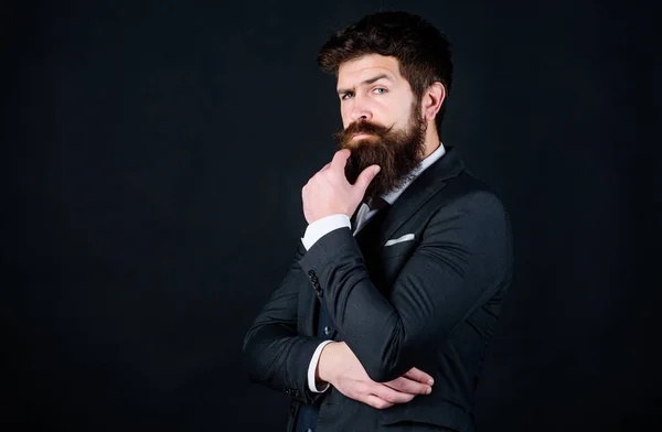 Elegância e estilo masculino. Conceito de moda. O tipo usa roupa formal. Empresário roupa de moda fundo preto. Estilo impecável. O homem barbudo usa fato de treino. Fato de smoking elegante perfeito — Fotografia de Stock