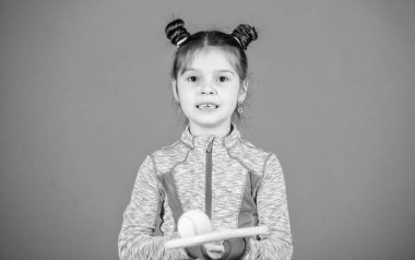 Beni izlemeye geldi. Çocuklar için spor eğitim. Sevimli tenis oyuncusu. Küçük kız çocuk spor kulübü. Spor ve eğlence. Tenis en sevdiğim spordur