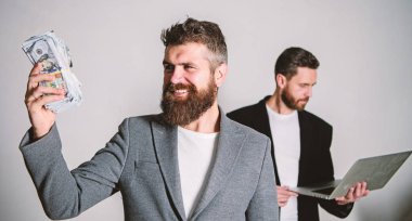 Dijital teknoloji. Bu iş. Online iş. Online para kazanmak. Nasıl para kazanmayı biliyorlar. Takım web geliştirici ile nakit para ile laptop ve satış yöneticisi. Uygulamaları geliştirme