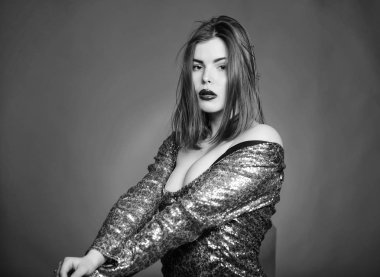 Onunla olmak için yeterli asla. Glamour elbiseli seksi kadın. Kırmızı dudaklar ve büyük göğüsler ile şehvetli kız. Erotik oyun Temptation. Aşk ve romantizm. Kadının seksi dudaklar. Güzellik moda. Seksi gerçeklik