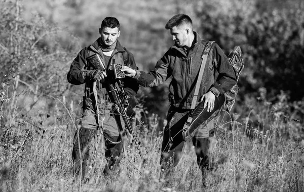 Amizade de caçadores de homens. Moda militar uniforme. Forças do exército. Camuflagem. Habilidades de caça e equipamento de armas. Como transformar a caça em passatempo. Caçadores de homens com espingarda. Acampamento. para o sucesso — Fotografia de Stock