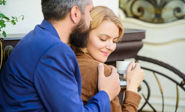 Explore la cafetería y los lugares públicos. Casados pareja encantadora relajándose juntos. Felices juntos. Un par de abrazos terraza cafetería. Pareja enamorada sentarse abrazo cafetería terraza disfrutar del café. Fin de semana familiar agradable — Foto de Stock