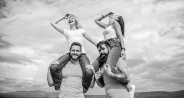 Büyük eğleniyor. Seven çiftler eğlenceli tadını çıkarın. Mutlu erkek arkadaşlarını piggybacking. Eğleniyor çiftler sevgi dolu aktiviteler açık. Bulutlu gökyüzü gülümseyen aşık oynak çiftler