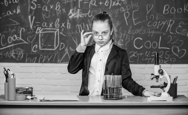 Observe chemical reactions. Chemical reaction much more exciting than theory. Girl working chemical experiment. Educational experiment. Natural science. Biology and chemistry lessons. School classes — Stock Photo, Image