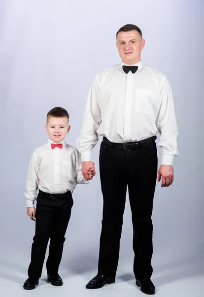 Estilo esmoquin. Gerente de relaciones públicas. Fiesta de bodas. niño feliz con padre. reunión de negocios. Un niño pequeño con papá caballero. Día de la familia. moda masculina. crianza. Día de los padres. padre e hijo en traje formal — Foto de Stock