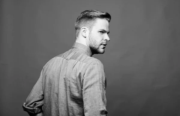 Soins du barbier et de la barbe. Salon de toilettage de barbe. Salon de coiffure. Le toilettage de la barbe. Prépare-toi à sortir. Chemise en denim Hipster semble fond bleu attrayant. Homme barbe bien soignée. Macho bien entretenu — Photo