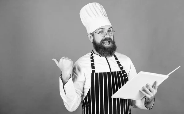 Vegetariano. Chef maduro com barba. Cozinhar alimentos saudáveis. O chefe de chapéu. Receita de sabor secreto. Dieta e alimentos orgânicos, vitamina. Homem barbudo cozinheiro na cozinha, culinária. Obrigado pela sua compra — Fotografia de Stock