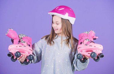 Roller buz pateni teen hobi. Neşeli gençlik gelecek binmek. Sportif genç kız. Paten için hazır. Etkin boş ve yaşam tarzı. Kız cute teen giyim kask ve tekerlekli paten Menekşe arka plan üzerinde