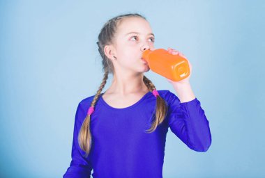 Genç kız jimnastik salonu iş sonra rahatla. Dinlenme zamanı. Çocukluk etkinlik. Spor ve sağlık. Küçük kız içki su şişe. Mutlu çocuk sporcu. Fitness ve diyet. Enerji. Eğitimden sonra rahatlatıcı