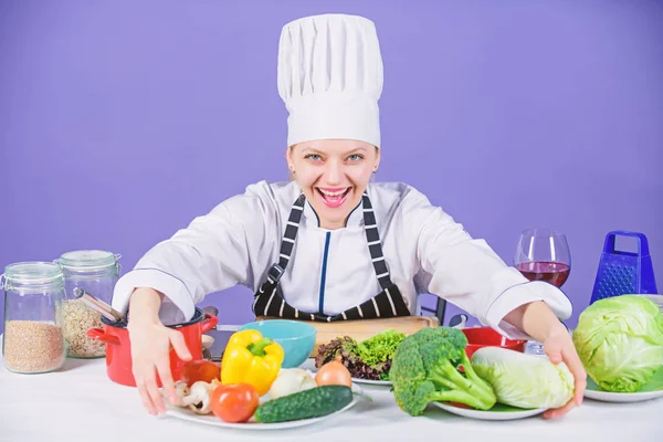 Kvinna kock Matlagning hälsosam mat. Gourmet huvudrätt recept. Läckra recept koncept. Flicka i hatt och förkläde. Matlagning hälsosam mat. Färska grönsaker ingredienser för matlagning måltid. Låter start matlagning — Stockfoto