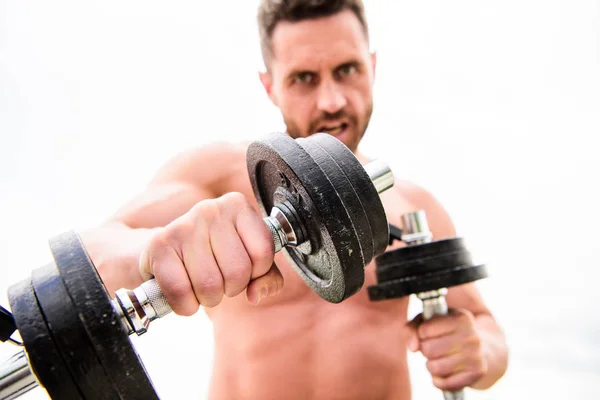 Muskelkräftiger Mann beim Training mit der Langhantel. Fitness Gesundheit Diät. Männersportler mit kräftigem Oberkörper. Steroide. Athletischer Körper. Hantelturnen. Sportgeräte. Perfekter Sixpack. Sport. ich liebe sport — Stockfoto