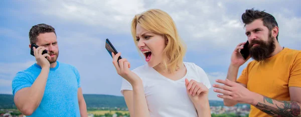 Smartphone juntos. Amigos usando el teléfono. Retrato de gente ocupada —  Fotos de Stock