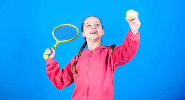 Τενίστρια με ρακέτα και μπάλα. Το τένις έχει πλάκα. Παιδική δραστηριότητα. Κοριτσάκι. Η δίαιτα γυμναστικής φέρνει υγεία και ενέργεια. Αθλητικό παιχνίδι. Ευτυχισμένο παιδί παίζει τένις. Προπόνηση γυμναστήριο του εφήβου κορίτσι. Διασκεδάζοντας — Φωτογραφία Αρχείου