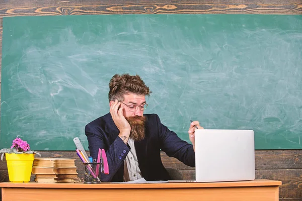 Vie de professeur pleine de stress. Les éducateurs sont plus stressés au travail que la moyenne. Éducateur barbu homme somnolent visage fatigué ordinateur portable de travail. Fatigue élevée. L'épuisement du travail à l'école provoque de la fatigue — Photo