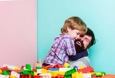 Benim ailem. Baba ve oğul oyun oynuyor. Babasıyla oynayan küçük bir çocuk. Mutlu aile eğlenceleri. Çocuk gelişimi. Renkli inşaatçıyla ev inşa etmek. Sana bir sürpriz hazırladım. Seni seviyorum.