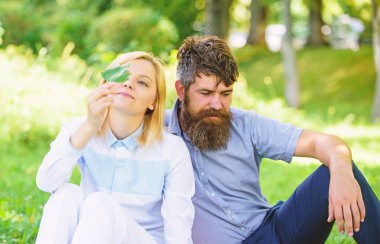 Sakallı çift erkek ve kadın doğa sit yeşil çim çayır üzerinde iken tadını çıkarın. Doğa güzellik kavramı. Kadın zevk relax doğa arka plan. Saf doğa. Çift yaprak yeşil ile doğal ortamda dinlenmek