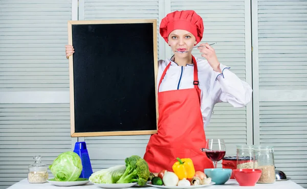 Private Kochschule. Meisterkoch beim Kochkurs. hübsche Frau mit Löffel an leere Tafel. Kochausbildung in der Kochschule. Chefkoch unterrichtet Meisterkurs, Kopierraum — Stockfoto