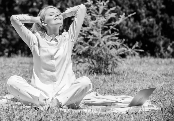 Dégagez votre esprit. Fille méditer sur tapis herbe verte prairie nature fond. Trouvez une minute pour vous détendre. Femme relaxante pratiquant la méditation. Méditation quotidienne. Raisons pour lesquelles vous devriez méditer tous les jours — Photo