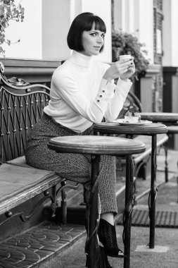 Keyifli zaman ve rahatlama. Delicious ve gurme yemek saati. Kız Cafe kahve ve tatlı ile rahatlayın. Kadın çekici şık esmer tatlı ve kahve Cafe Teras arka plan tadını çıkarın. Tatlı kavramı